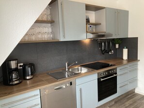 Réfrigérateur, un four, surface de cuisson, lave-vaisselle