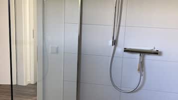 Douche, sĂšche-cheveux, serviettes fournies, savon