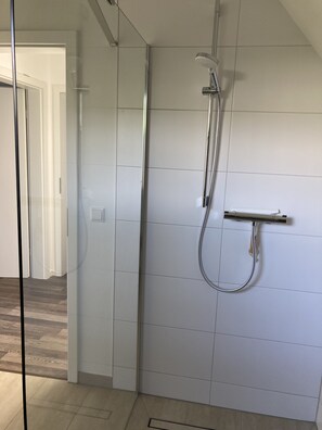 Dusche, Haartrockner, Handtücher, Seife