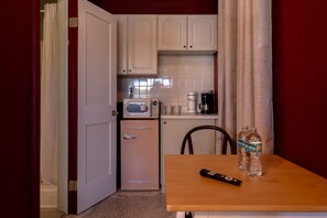 Fridge, microwave, coffee/tea maker, cookware/dishes/utensils - 115 · ☀Pool✔ Beach✔ Self Checkin✔ Free Parking✔ (Clearwater)