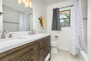 Combined shower/tub, hair dryer, towels