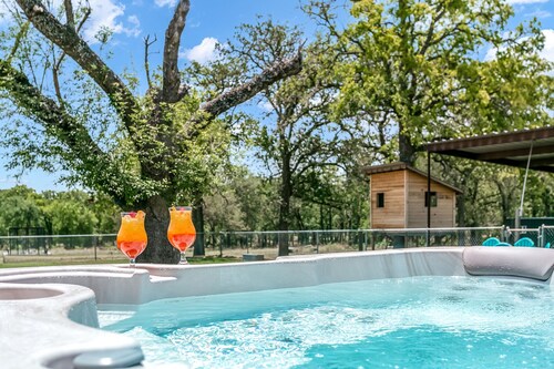 The Queen at the Hive 2/1.5 plus Bonus Room | Private Hot Tub, Pet Friendly w/ fee