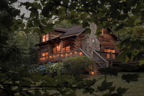 Shenandoah Log Cabin *Hot Tub* *Indoor Fireplace*