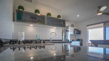 Penthouse panorámico, 3 habitaciones, vista al mar | Cocina privada | Refrigerador con congelador, microondas, tostadora y licuadora