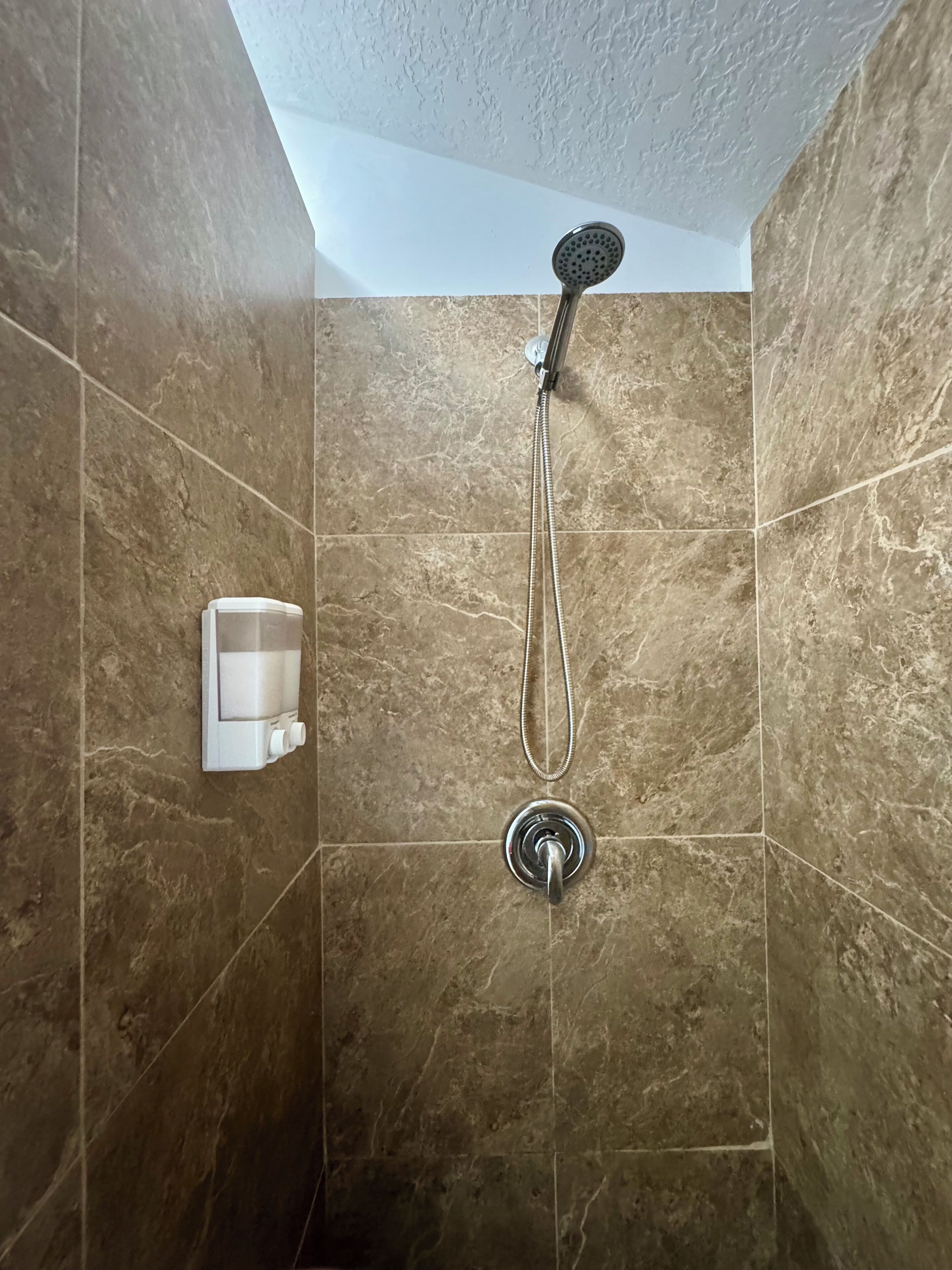 Douche, serviettes fournies, savon, shampoing