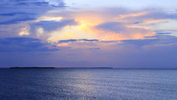 Rannalla, rantapyyhkeitä