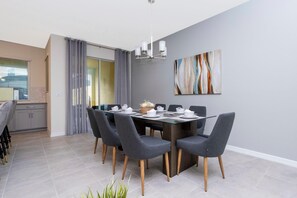 Condo, varias camas (2182 FMP - 4BR Luxury Townhome Pool D) | Restaurantes