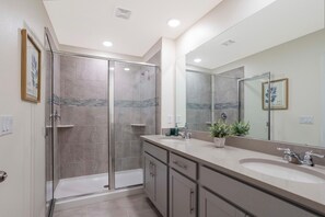 Apartamento, varias camas (2182 FMP - 4BR Luxury Townhome Pool D) | Baño | Toallas, jabón, champú y papel higiénico