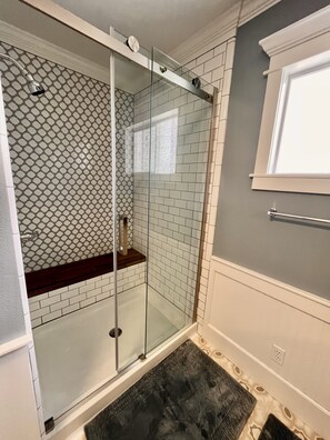 Combined shower/bathtub