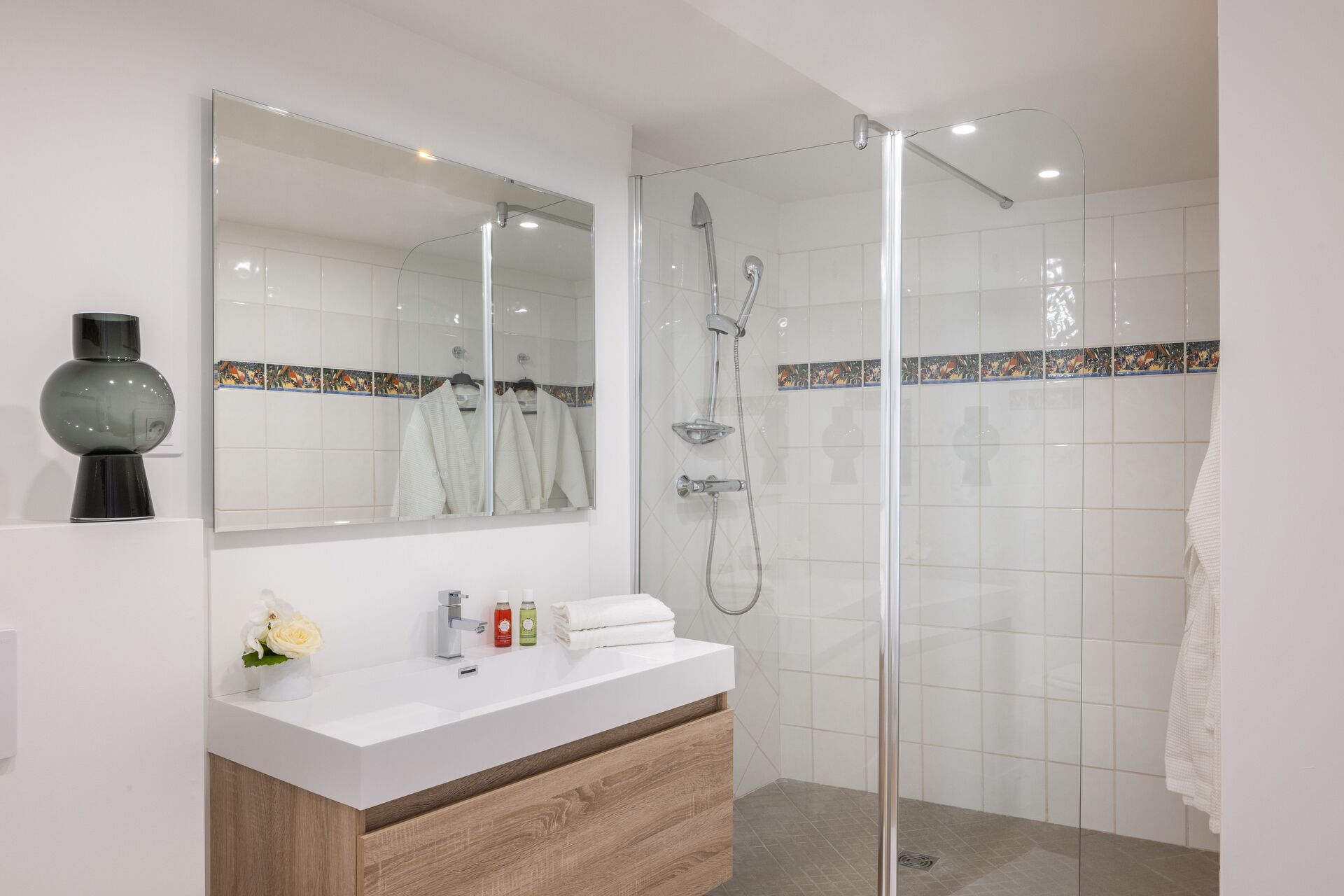 Classic-suite - eget badeværelse (Brut Nature) | Badeværelse