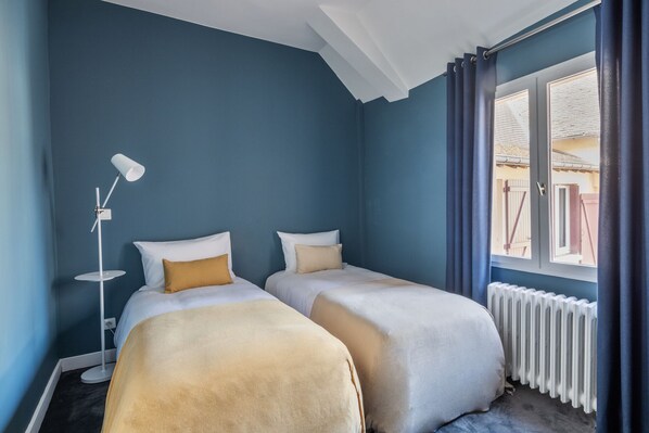A room with two beds, a floor lamp, and a window with curtains. - Break & Brut (Nogent-le-Roi)