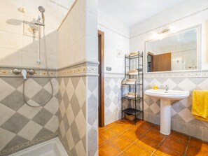 Badewanne, Haartrockner, Handtücher