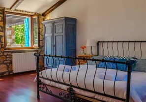 4 chambres, fer et planche à repasser, accès au Wi-Fi (inclus)