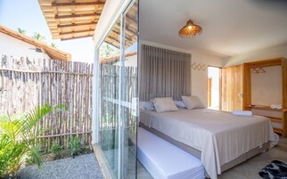 Escritorio, espacio para trabajar con laptop y wifi gratis 