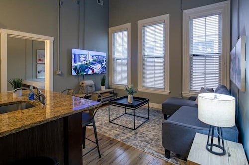 Downtown Loft Stay with King bed Entire Condo