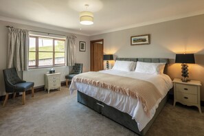 Individually decorated, individually furnished, desk, laptop workspace - Beacons View B&B (Brecon)