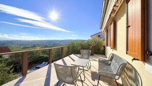 A balcony with a table and chairs, overlooking a scenic landscape. - Villa Rustika with a swimming pool and beautiful Seaview (Sužan (Krk))