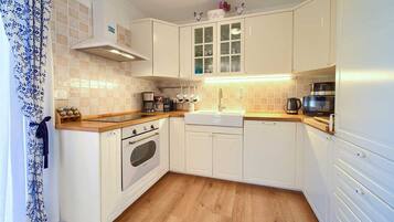 Een koelkast, een oven, een kookplaat, een vaatwasser