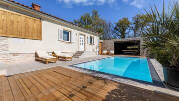 Een verwarmd zwembad