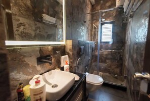 Douche, sèche-cheveux, serviettes fournies, savon