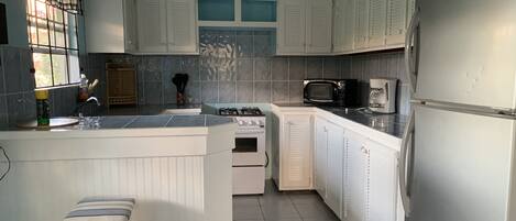 冰箱、微波炉、烤箱、炉灶