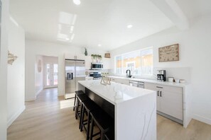 冰箱、微波炉、烤箱、炉灶