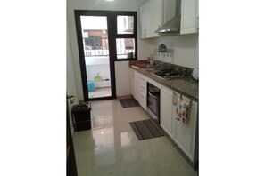 Kühlschrank, Mikrowelle, Ofen, Wasserkocher mit Kaffee-/Teezubehör