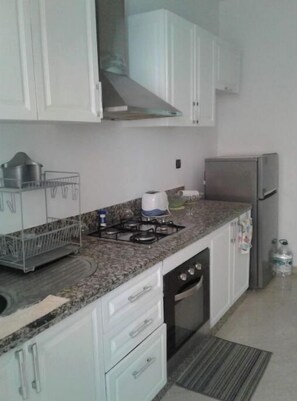 Kühlschrank, Mikrowelle, Ofen, Wasserkocher mit Kaffee-/Teezubehör