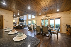 Dining - Mile High Club-3 Bedroom w/Mountain Views-Each bedroom has a balcony! Sleeps 12 (Broken Bow)