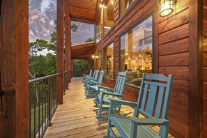 Terrace/patio - Mile High Club-3 Bedroom w/Mountain Views-Each bedroom has a balcony! Sleeps 12 (Broken Bow)