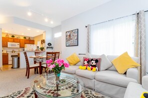 Condo, várias camas (2614 LC - Seven Dwarfs - Amazing 4 Be) | Área de estar | TV