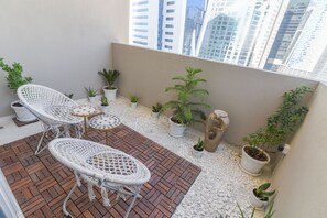 Apartemen, akses difabel, kamar mandi pribadi (Modern-Luxury-Central) | Pemandangan balkon