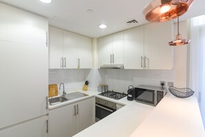 Apartemen, akses difabel, kamar mandi pribadi (Modern-Luxury-Central) | Dapur pribadi