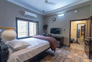 1 quarto, escrivaninha, Wi-Fi de cortesia