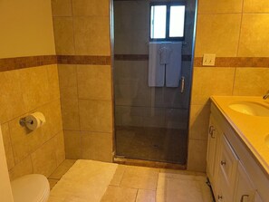 Douche, serviettes fournies