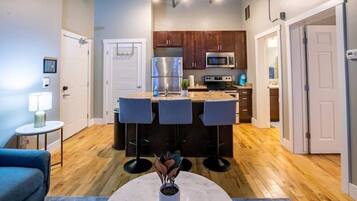 Réfrigérateur, micro-ondes, four, plaque de cuisson