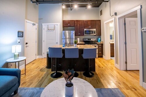Contemporary King Bed Condo Downtown Grand Rapids