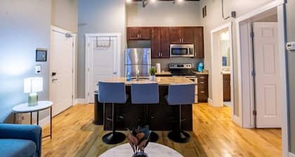 Contemporary King Bed Condo Downtown Grand Rapids