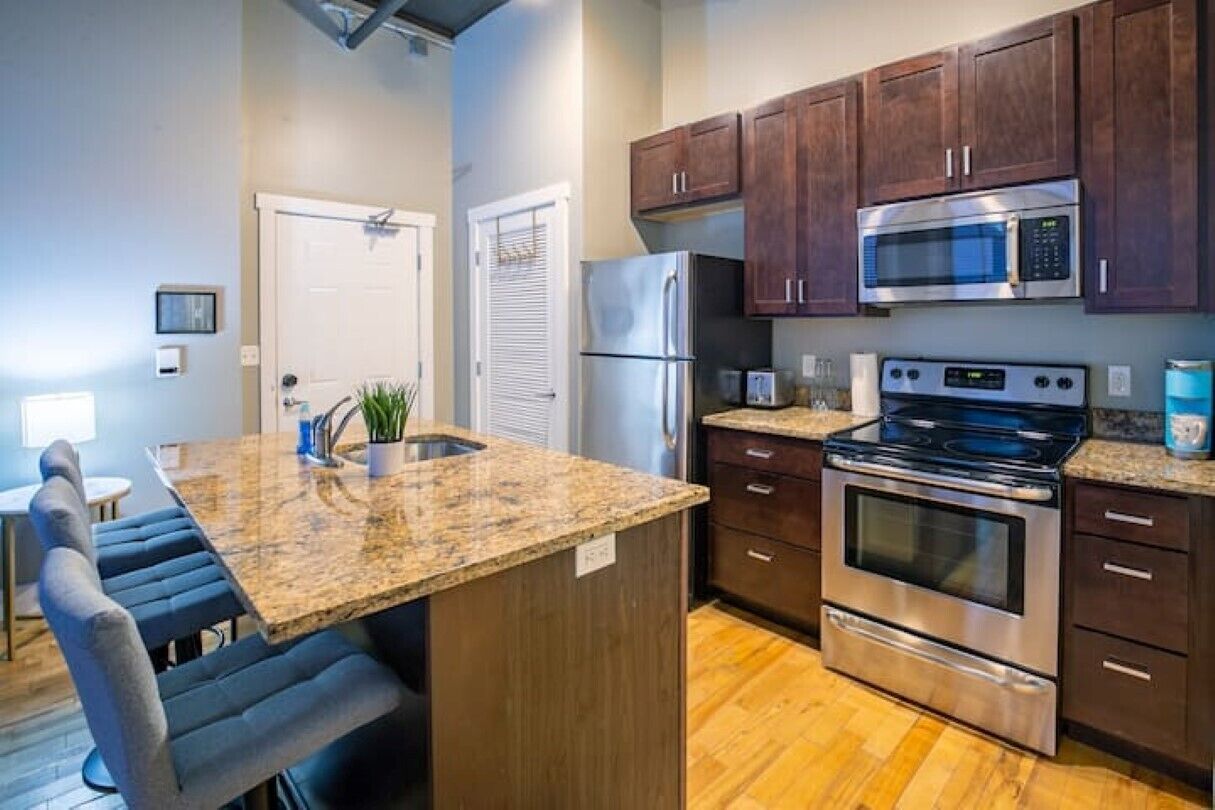 Réfrigérateur, micro-ondes, four, plaque de cuisson