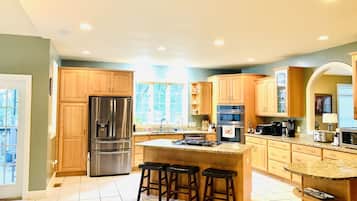 雪櫃、微波爐、焗爐、爐具