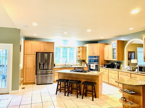 Magnificent Mnt Home Retreat! Convenient, 4 bedrooms, media rm, pool table