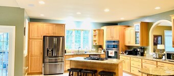 Magnificent Mnt Home Retreat! Convenient, 4 bedrooms, media rm, pool table