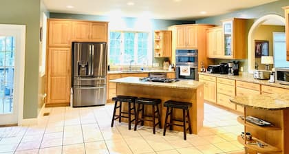 Magnificent Mnt Home Retreat! Convenient, 4 bedrooms, media rm, pool table