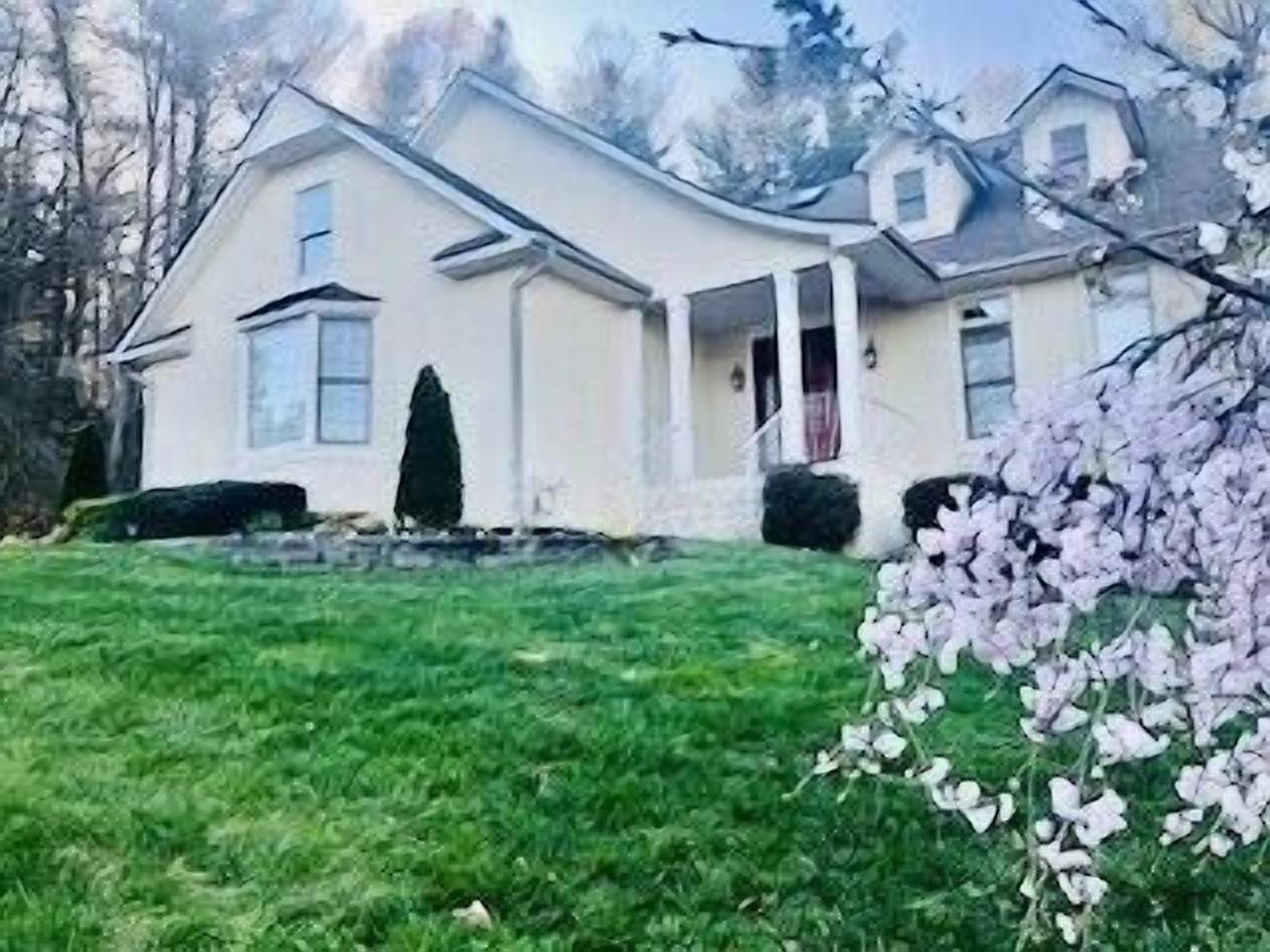Magnificent Mnt Home Retreat! Convenient, 4 bedrooms, media rm, pool table