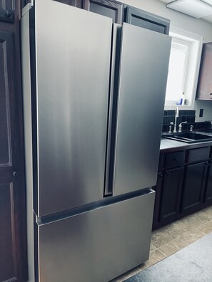 ثلاجة، ميكروويف، فرن، موقد طهي مسطح