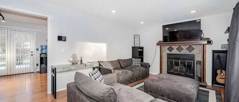 Älytelevisio, takka, kirjoja