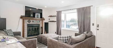 Smart TV, chimenea, libros