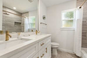 Badewanne, Haartrockner, Handtücher, Seife