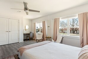 5 chambres, bureau, fer et planche à repasser, lit parapluie