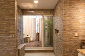 Douche, séchoir à cheveux, bidet, serviettes fournies